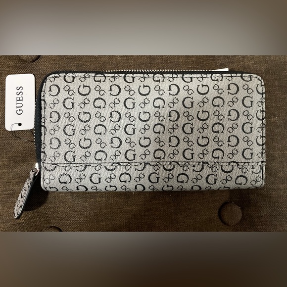 GUESS wallet - Picture 2 of 5